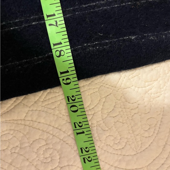 Vince Boiled Cashmere Navy Ecru pinstripe Fitted Cropped Turtleneck, size Medium - Picture 4 of 6